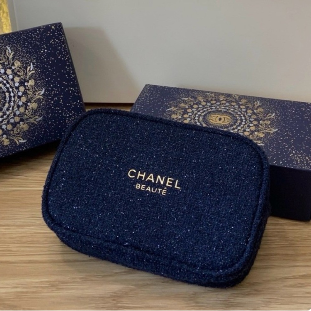 CHANEL Beauté Blue Tweed Cosmetic Bag Crossbody Gold Chain GWP Promo NIB - Picture 2 of 5